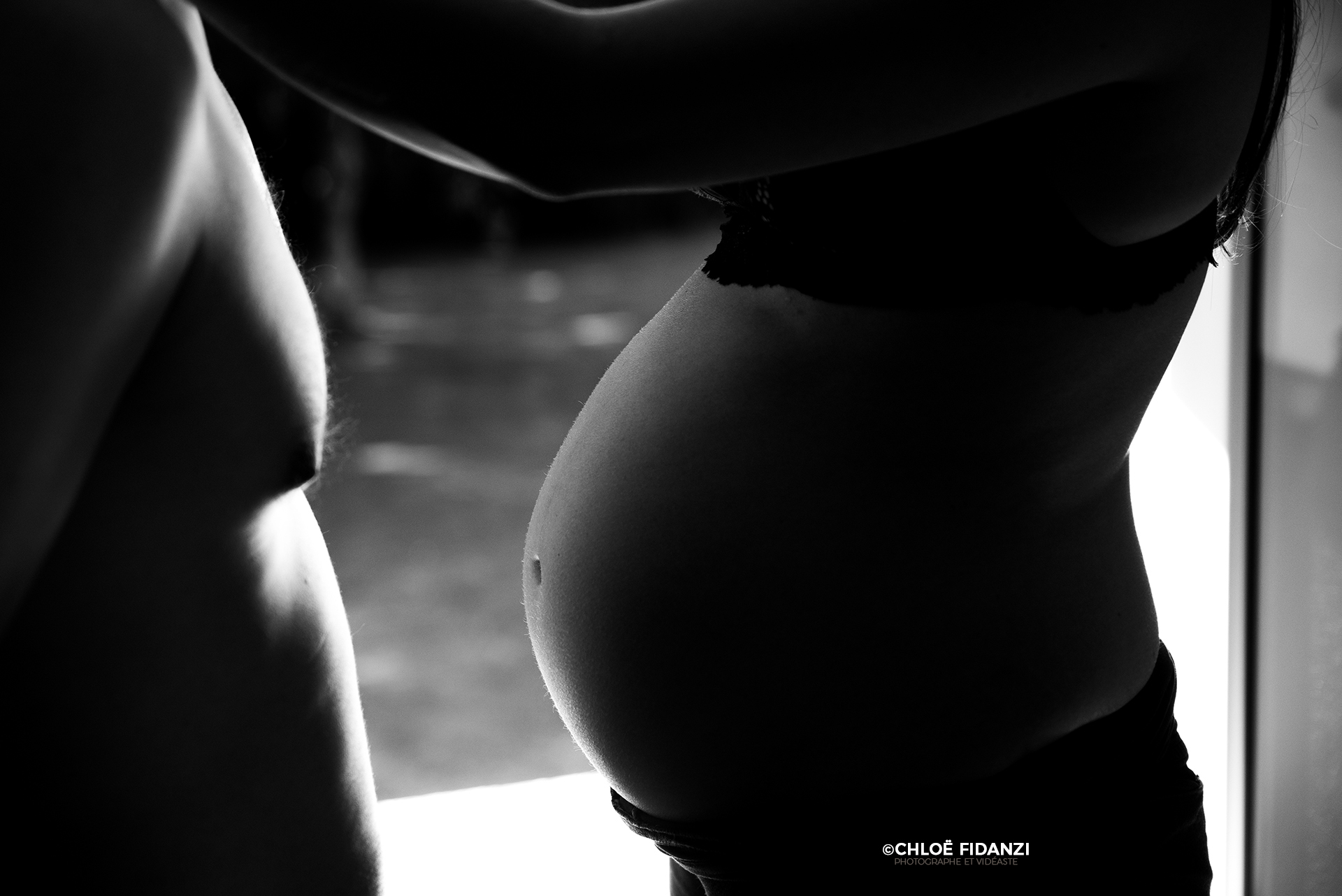 Ventre rond de maman au 5ème mois de grossesse